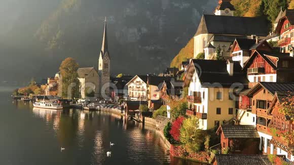 奥地利著名的哈尔斯塔特山村的日出景观视频的预览图