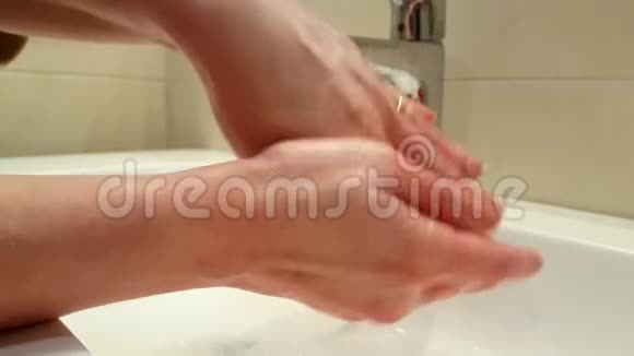 女洗手间洗手间清洁双手视频的预览图