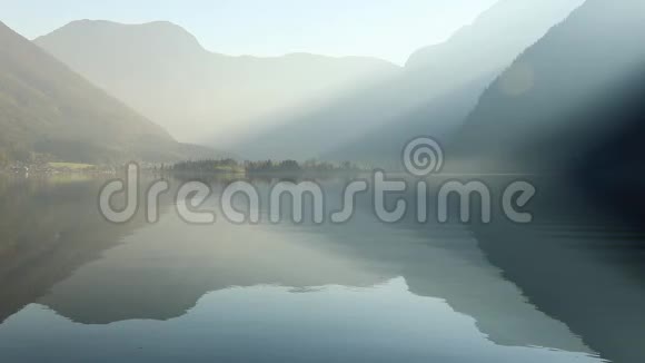 奥地利著名的哈尔斯塔特山村的日出景观视频的预览图
