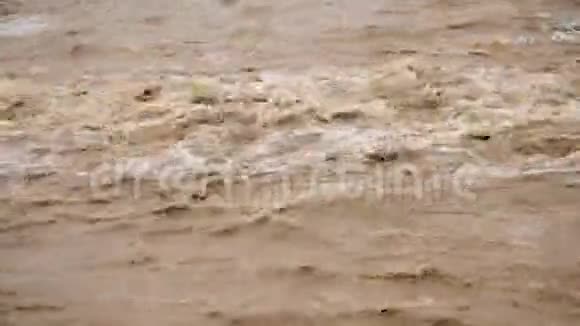 洪水后脏水的流动视频的预览图