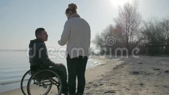 残疾人和女孩祈求治愈残疾人和女朋友视频的预览图
