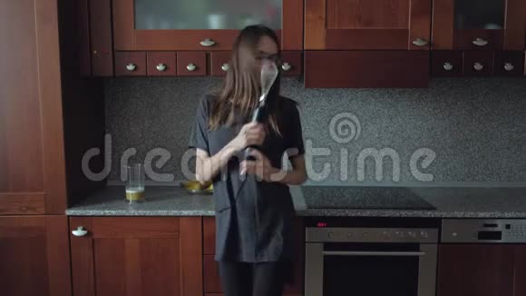 女性早餐时在厨房跳舞视频的预览图