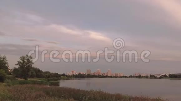 戈梅尔贝拉鲁斯时光飞逝日落时城市的全景视频的预览图