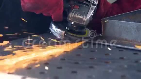 专业工人使用磨床加工金属4K视频的预览图