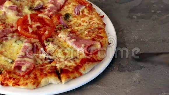 吃一片披萨视频的预览图