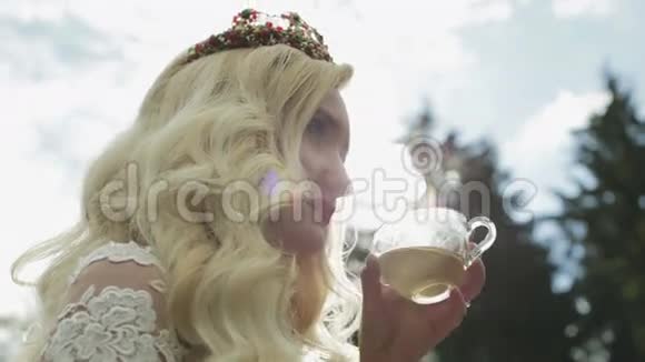 一位年轻的金发新娘喝茶她很开心视频的预览图