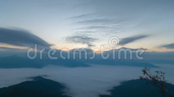 日出于山清晨多雾时光流逝视频的预览图
