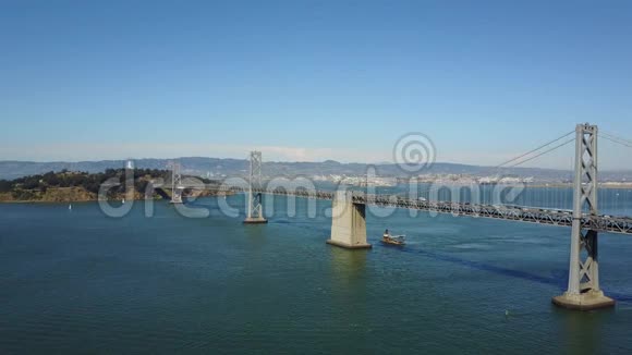 在旧金山一望无际的地平线上横跨深蓝色海水的巨大钢桥上美丽的空中4k景观视频的预览图