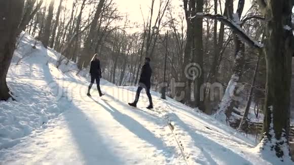 男孩在冬季公园里与女孩相遇视频的预览图