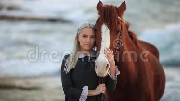 金发女孩抚摸着一匹马视频的预览图