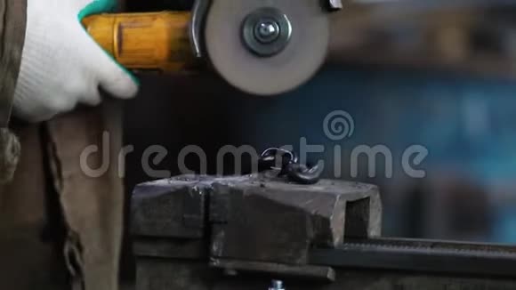 一个工人用磨床割了一条黑链子视频的预览图
