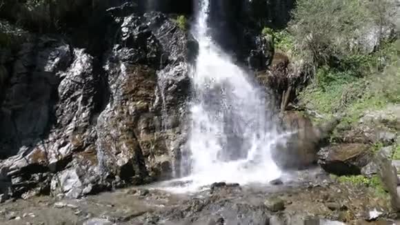 罗马尼亚Arieseni著名的瀑布鸟瞰视频的预览图