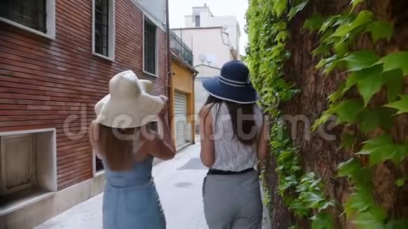 两个年轻女人在街上穿着睡衣视频的预览图