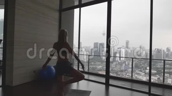 做瑜伽姿势的女运动员视频的预览图