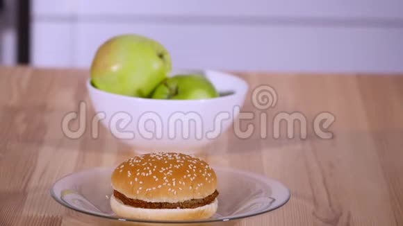 把苹果和汉堡放在盘子里视频的预览图