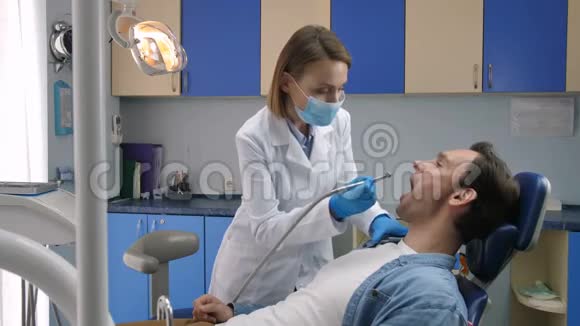 男性患者接受蛀牙治疗视频的预览图