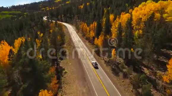 在穿越红沙石山脉悬崖峡谷的空高速公路上行驶的汽车上观看4k空中无人机视频的预览图