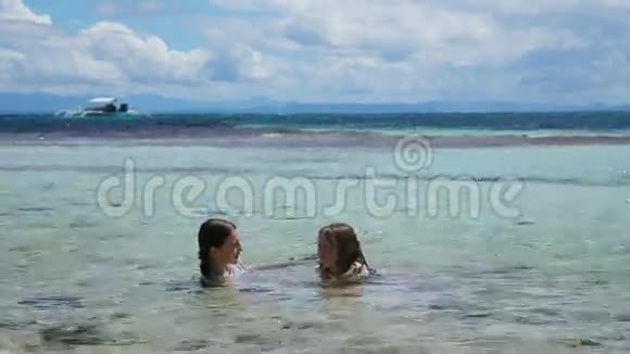 快乐的孩子在海里游泳视频的预览图