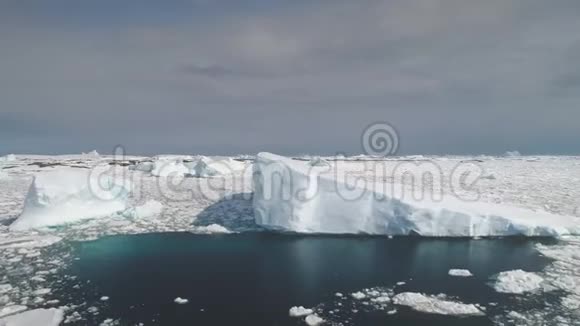 南极海洋的阳光冰山空中射击视频的预览图