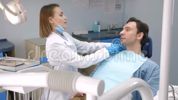 快乐的男性病人在牙科治疗后微笑视频的预览图