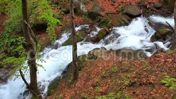 瀑布落在石头中间河流景观山视频的预览图