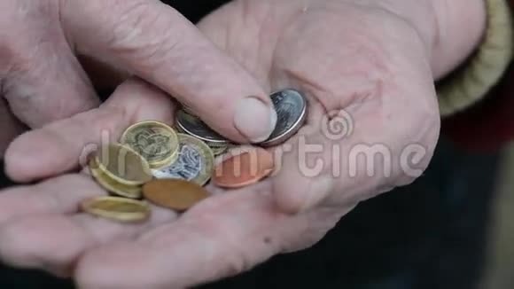 女人手里的硬币老年妇女数着零钱商业贫困概念视频的预览图