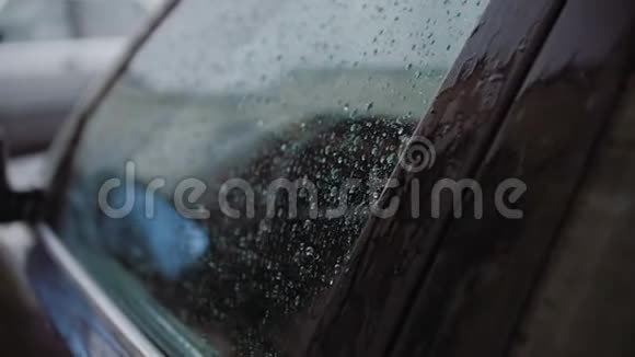 有一场强烈的夏雨水滴落在汽车上与玻璃搏斗视频的预览图