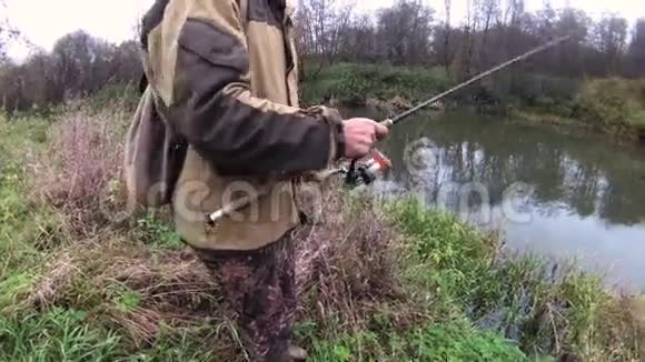 秋天一个人在河上钓鱼视频的预览图