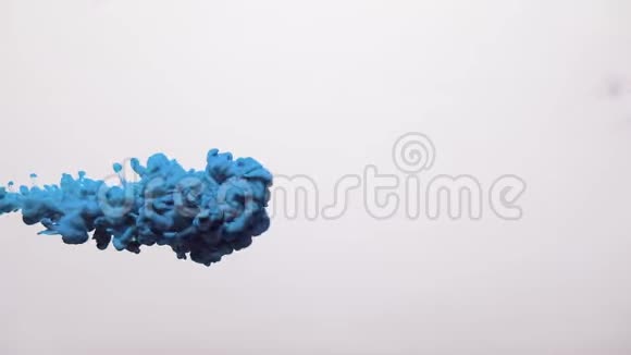 油漆云覆盖蓝烟喷白视频的预览图