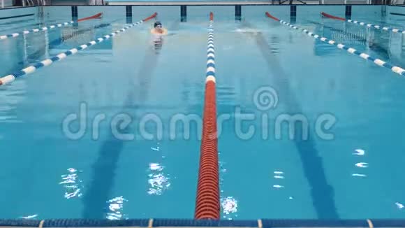 专业运动员游泳比赛游泳池视频的预览图