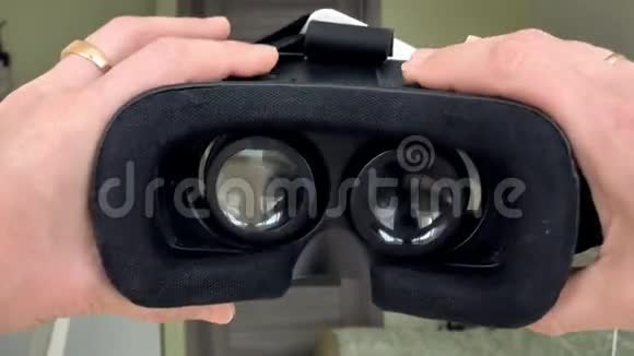 男人拥有虚拟现实的头盔第一人称的视角视频的预览图