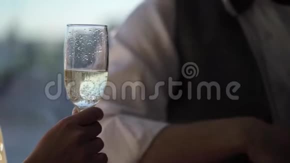 一对年轻夫妇拿着香槟碰杯视频的预览图