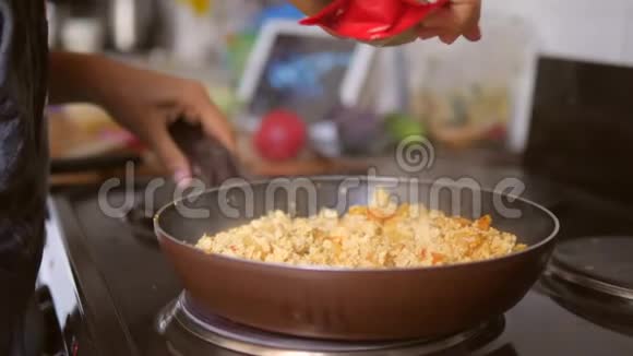 年轻的女性手在厨房里烹饪素食主义者抓豆腐4K慢动作视频的预览图