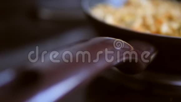 素食主义者在煎锅上抓了豆腐4K慢速特写视频的预览图