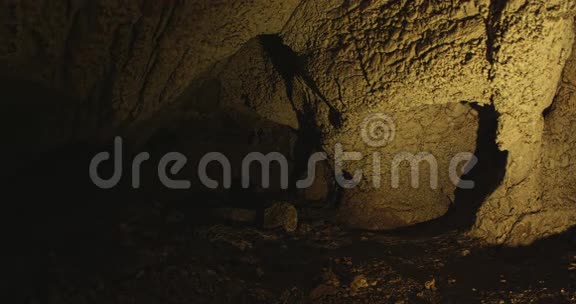 洞穴内部视频的预览图