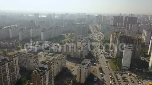 基辅市新建住宅区的宏伟建筑视频的预览图