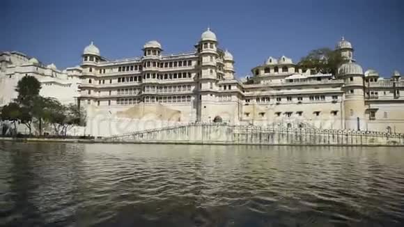 印度乌代布尔湖上的船和宫殿视频的预览图