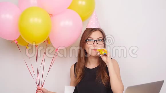 快乐的商务女孩在办公室庆祝视频的预览图