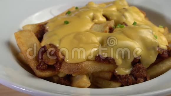法式炸薯条上的蛋黄酱加辣椒酱和奶酪视频的预览图