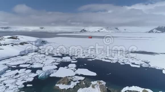 南极洲海洋探险破冰船空中视频的预览图