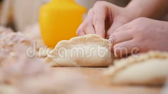 厨师正在面包店亲手制作馅饼视频的预览图