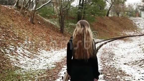 在铁轨上行走的女人视频的预览图