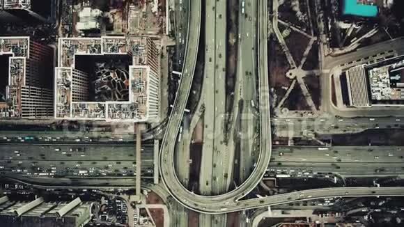 高空俯视大城市道路交汇处视频的预览图