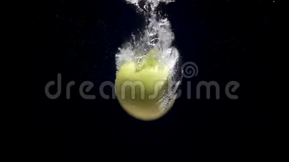 在水中落下绿苹果的视频视频的预览图