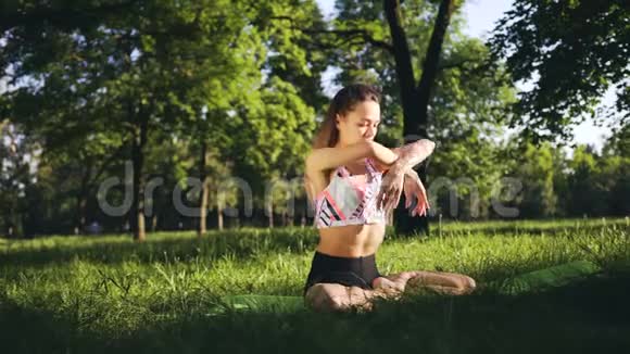 在野外做瑜伽的瘦女孩视频的预览图