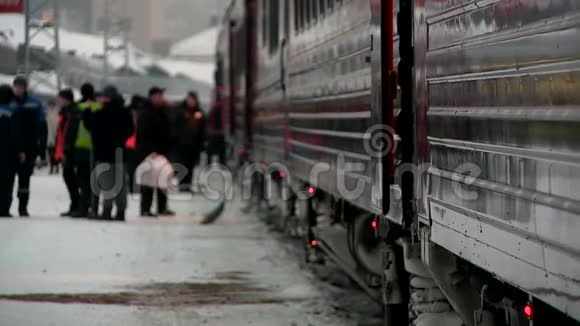 抵达基洛夫火车站的火车视频的预览图