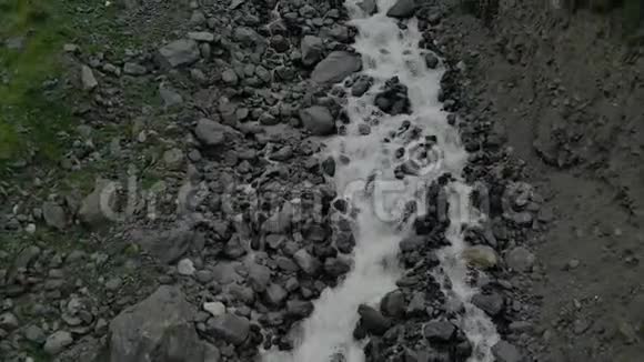 岩石和岩石在一个多山的空气景观大石头的山河从上面的航班上看到视频的预览图