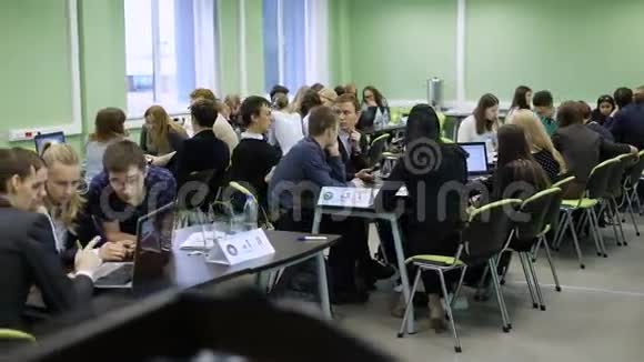 对学生在笔记本电脑上进行经济课的实训学生团队建设以提高教育水平视频的预览图