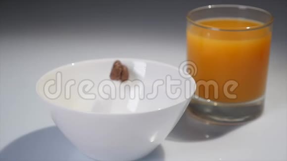 巧克力片的特写落在玻璃盘子里巧克力球落在玻璃碗里视频的预览图