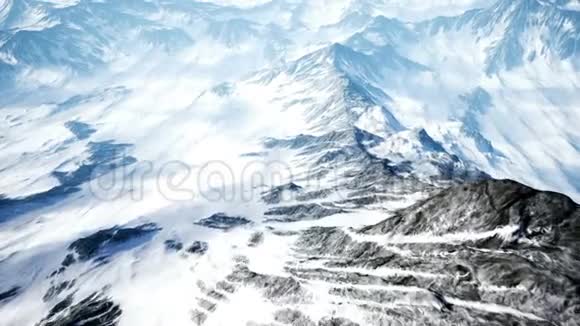 美丽的空中飞行飞越雪山美丽的冬天自然和云彩时间4K视频的预览图